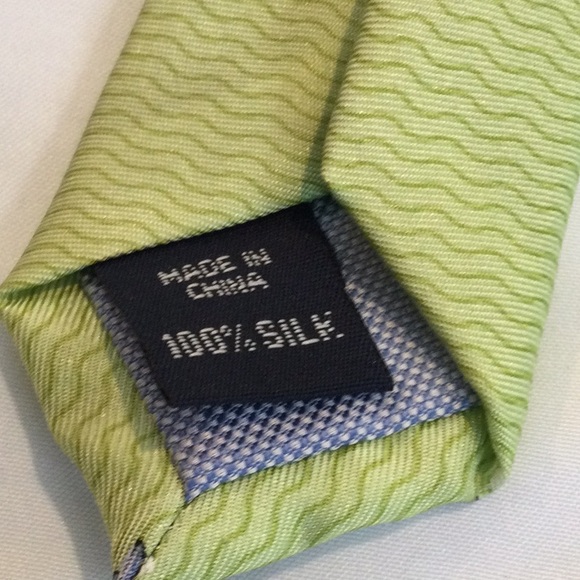 Tommy Hilfiger silk necktie. Light lime green with blue whales. Fun! - Picture 4 of 5